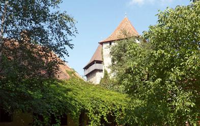 Blick auf das Domizil des Dorfschreibers, im Hintergrund die Kirchenburg von Catza / Katzendorf Foto: Stephan Kosch