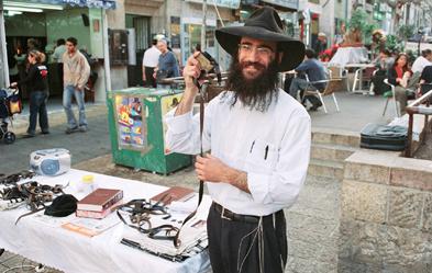 Orthodoxer Händler auf einem täglichen Markt. Foto: Daniel Malek Levy