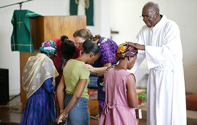 Ein Pfarrer segnet Besucherinnen eines Gottesdienstes in Francistown, Botswana. Foto: dpa/ Heiner Heine: dpa/ Heiner Heine
