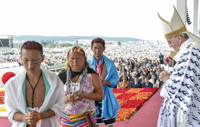 Ureinwohner brachten die Gaben bei der Messe, die Papst Franziskus am 7. Juli in Quito/ Ecuador hielt. Foto: kna/ Osservatore Romano