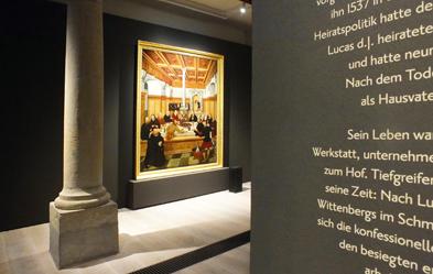 Blick in die Ausstellung - Lucas Cranach der Jüngere schuf dieses Abendmahl mit Reformatoren. Gleichzeitig bannte er die weltliche Herrschaft auf das Gemälde. Im Vordergrund Fürst Joachim von Anhalt. Foto: Hans-Jürgen Krackher