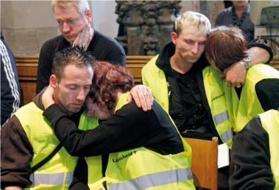 Rettungskräfte beim Gedenkgottesdienst nach dem Unglück bei der Loveparade in Duisburg (Foto: dpa).