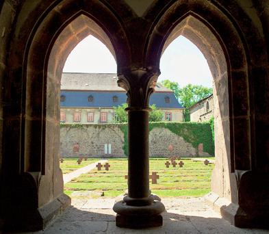 Das 1803 säkularisierte Zisterzienserkloster Arnsburg bei Gießen beherbergt heute unter anderem Wohnungen und ein Hotel. Foto: picture-alliance