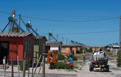 Solaranlagen sorgen für heißes Wasser in dieser Siedlung bei Kapstadt. Das Projekt war das erste in Südafrika, das über den Emissionshandel in Europa finanziert wurde. Foto: dpa / Nic Bothma
