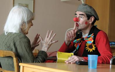 Clown Albert (Ulrich Fey) unterhält sich in einem Altenheim mit einer an Demenz erkrankten alten Dame. Foto: dpa