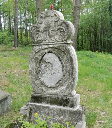 Alter evangelischer Friedhof Ludomy: Auf den Grabstein ohne Inschrift haben katholische Polen ein ewiges Licht gestellt. Foto: Jens Mattern