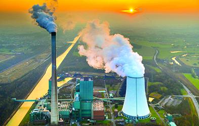 Kohlekraftwerk in Bergkamen: Aus dem linken Schornstein kommt das  Klimagift. Foto: euroluftbild.de/Hans Blossey