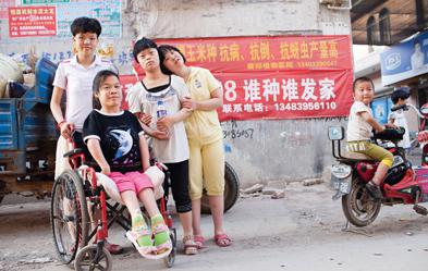 Mit Schwester Mi (links) trauen sich Tian Dabao (im Rollstuhl) und die anderen behinderten Jugendlichen in die Stadt.