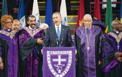 Bei einem Trauergottesdienst in Charleston stimmte Präsident Barack Obama den Choral &quot;Amazing Grace&quot; an. Foto: dpa/ David Goldman