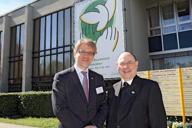 April 2011: ÖRK-Generalsekretär Olav Tveit (links) mit dem EKD-Ratsvorsitzenden Nikolaus Schneider. Foto: Peter Williams