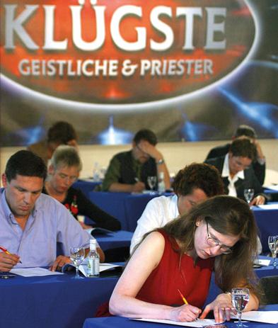 An der RTL-Quizshow „Deutschland klügste Geistliche“ nahmen 2002 zwölf Frauen und zwölf Männer teil. Foto: epd/Herbert Sachs
