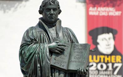 &quot;Das Wort sie sollen lassen stahn&quot; – Lutherstatue in Wittenberg. Eigen-Sinn der biblischen Texte ernst nehmen. Foto: epd