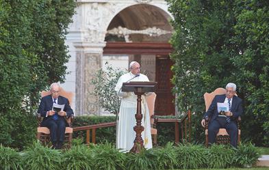 Papst Franziskus begrüßte die Präsidenten Shimon Peres (Israel) und Mahmud Abbas (Palästina) im Vatikan zum Friedensgebet. Foto: dpa/ Paolo Galosi