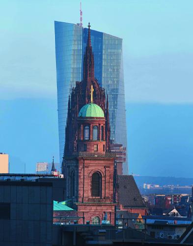 Frankfurt/Main: Paulskirche und Dom im Schatten der Europäischen Zentralbank. Foto: dpa/ Bernados