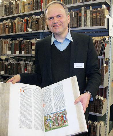 Christian Herrmann mit einer kolorierten Koberger Bibel von 1483. Foto: Fabian Kramer