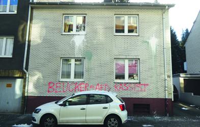 Wohnhaus des umstrittenen Kirchenvorstehers Hartmut Beucker nach dem Farbanschlag am 18. Januar. Foto: privat