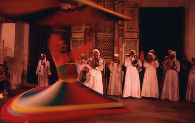 Tanzende Derwische des Mevlevi-Derwisch-Ordens im Sama Khana, Kairo, undatiert. Foto: akg-images/François Guènet