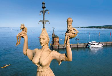 Die &quot;Imperia&quot; des Bildhauers Peter Link, eine Kurtisane, die einen König und einen Papst in Händen hält, erinnert seit 1993 im Konstanzer Hafen an das Konzil. Foto: Tourismus-Information Konstanz