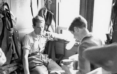 Hans Scholl (links) und Alexander Schmorell, der auch zur Weißen Rose gehörte, 1942 auf dem Weg zur Ostfront. Foto: akg-images/ George Wittenstein