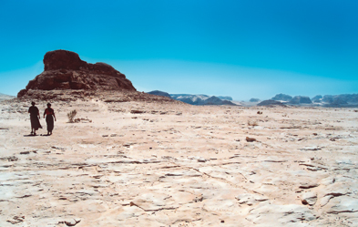 Zwei Beduinen im Sinaigebirge. Hier soll Moses laut der biblischen Überlieferung die Zehn Gebote empfangen haben. Foto: epd/ Hermine Oberück