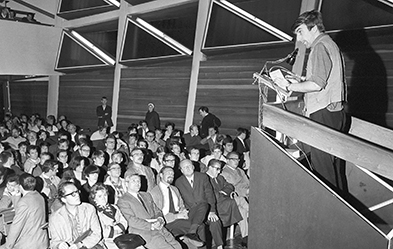 Rudi Dutschke auf der Kanzel: Rund 200 Studenten der Berliner Universitäten versammelten sich am 20. Juni 1967 in der Neu-Westend-Kirche zur  Diskussionsrunde. Foto: dpa