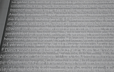 Bibelteile auf zwei Lagen vereint – Fenster der neuen St. Trinitatiskirche in Leipzig. Foto: Frank M. Lütze