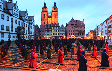 2010 weltweit bestaunt: 800 Lutherfiguren des Künstlers Otmar Hörl auf dem Wittenberger Marktplatz. Foto: epd/ Steffen Schellhorn