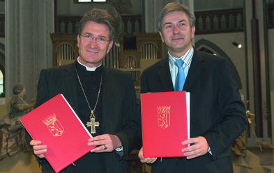 In den Verträgen zwischen Staat und Kirche wie in Berlin im Jahr 2006 wurden auch die jährlichen Staatsleistungen geregelt. Foto: epd/ Gordon Welters