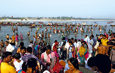 Hindus beim Gottesdienst zu Ehren des Ganges. Foto: dpa/ Rajesh Kumar Singh