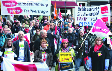 Um das besondere kirchliche Arbeitsrecht gibt es immer wieder Streit. Hier: Demonstration in Düsseldorf. Foto: epd/ Stefan Arend