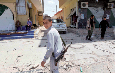 Auch Jugendliche greifen zu den Waffen: Misrata im April 2011. Foto: dpa