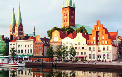 Lübeck: Blick auf St. Marien (links) und St. Petri. Foto: dpa/ Thomas Härtrich