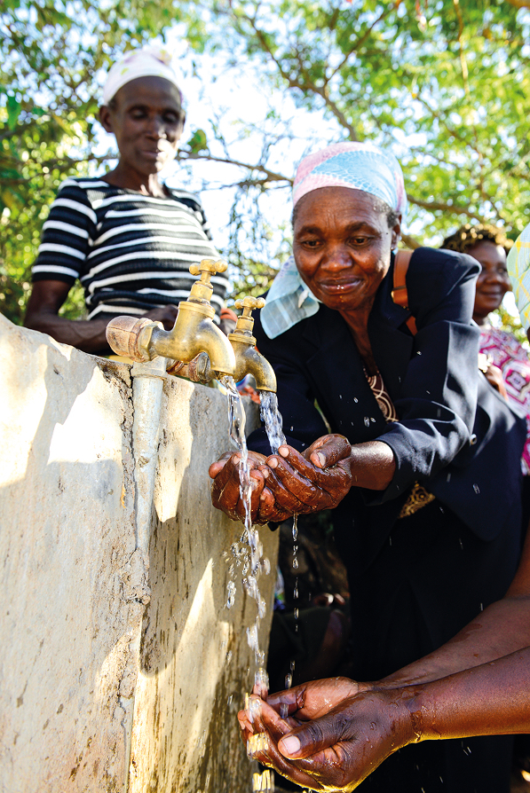 Wasserentnahmestelle mit Wasserhahn im Dorf Gichunguri