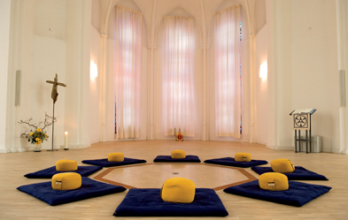 Weiß ist auch die Farbe der Ruhe und Klarheit: der Kirchenraum als Raum zur Meditation.
