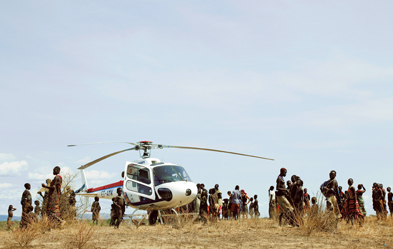 Wenn der Hubschrauber gelandet ist, läuft das ganze Dorf zur Begrüßung zusammen. Foto: Martin Egbert