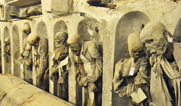 Aufgereiht in alle Ewigkeit: Mumifizierte Mönche in der Kapuzinerkatakombe in Palermo.