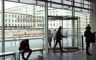 Eingang zum Dokumentationszentrum &quot;Topographie des Terrors&quot; in Berlin. Foto: Angelika Hornig