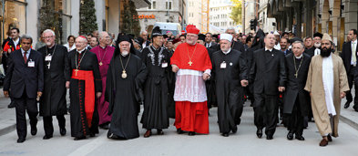 Vor zwei Jahren führten Vertreter verschiedener Religionen eine Prozession durch München an. Foto: epd/Michael McKee