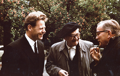 Fröhlicher 80. Geburtstag: Hans Küng (2.v.links), der Jubilar Karl Barth und Walter Lüthi, Mai 1966. Foto: kba