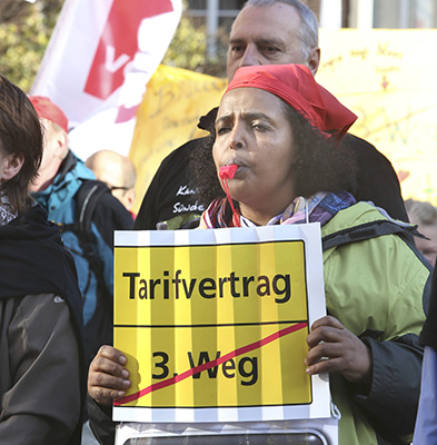 Demo gegen das kirchliche Arbeitsrecht am Tag vor der EKD-Synodaltagung in Düsseldorf 2013. Foto: epd/ Stefan Arend