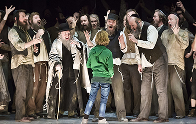 Der Einzug der Moderne sorgt für Unsicherheit: Szene aus „Anatevka“ an der Komischen Oper in Berlin.  Foto: dpa/ Eventpress Hoensch